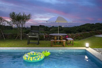 gimnyeong stonewall private pool villa