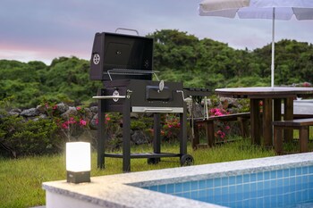 gimnyeong stonewall private pool villa