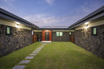 gimnyeong stonewall private pool villa