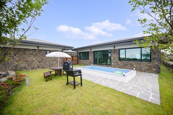 gimnyeong stonewall private pool villa