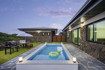 gimnyeong stonewall private pool villa
