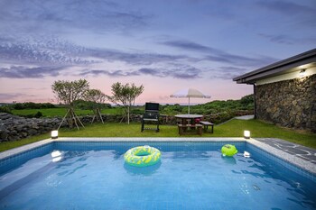 gimnyeong stonewall private pool villa