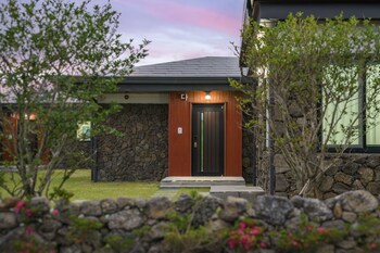gimnyeong stonewall private pool villa