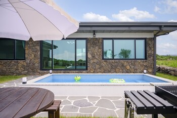gimnyeong stonewall private pool villa