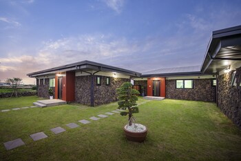 gimnyeong stonewall private pool villa