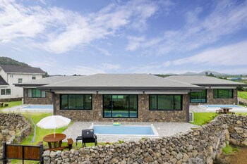 gimnyeong stonewall private pool villa