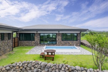 gimnyeong stonewall private pool villa