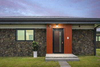 gimnyeong stonewall private pool villa