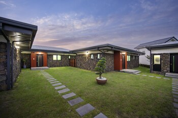 gimnyeong stonewall private pool villa
