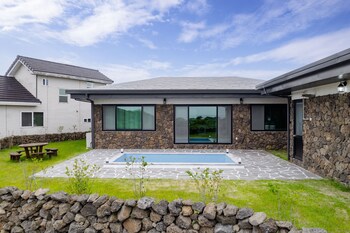 gimnyeong stonewall private pool villa