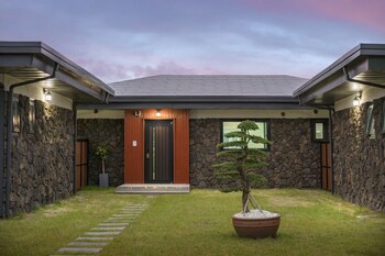 gimnyeong stonewall private pool villa