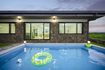 gimnyeong stonewall private pool villa