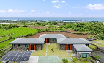gimnyeong stonewall private pool villa