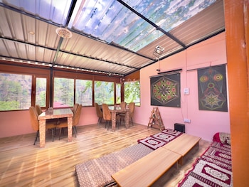 Royal Star Kasol,,4 star