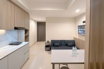 1br good designed at grand sungkono lagoon apartment