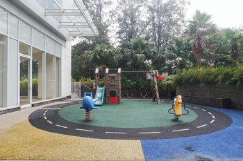 1br good designed at grand sungkono lagoon apartment