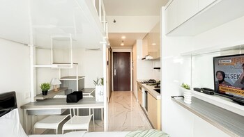 modern look and homey studio at apartment sky house bsd