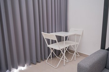 Spacious And Homey Studio Loft At Kingland Avenue Apartment,,2 star