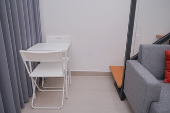 Spacious And Homey Studio Loft At Kingland Avenue Apartment,,2 star