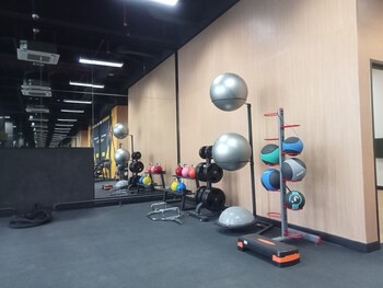 Spacious And Homey Studio Loft At Kingland Avenue Apartment,,2 star