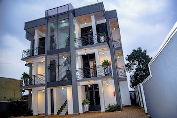 apartment sleeps 4 parking balcony