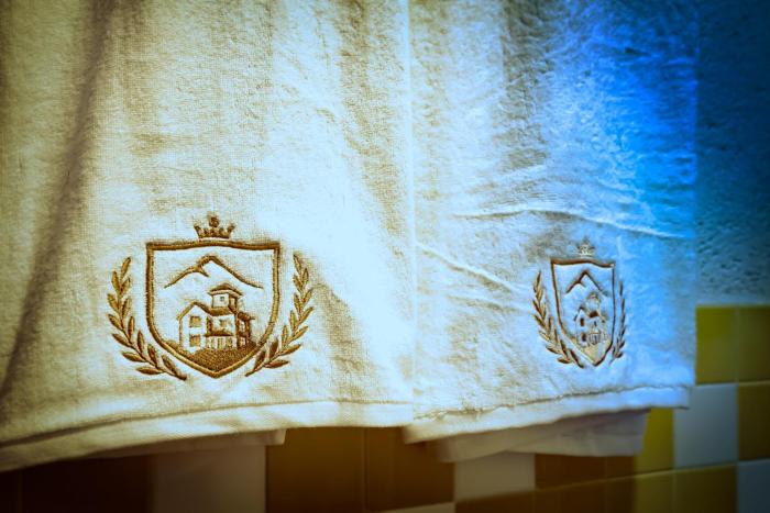 the colonial crest