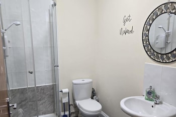 2 Bed - Sleeps 6 - Private Balcony - City Centre,,3 star