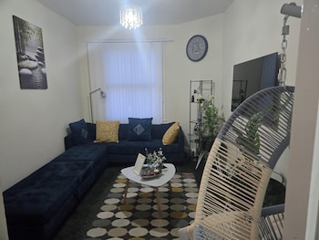 2 Bed - Sleeps 6 - Private Balcony - City Centre,,3 star