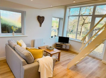 Honey Bee Cottage, Tiny House, Welshpool,,3 star