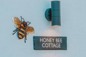 honey bee cottage tiny house welshpool