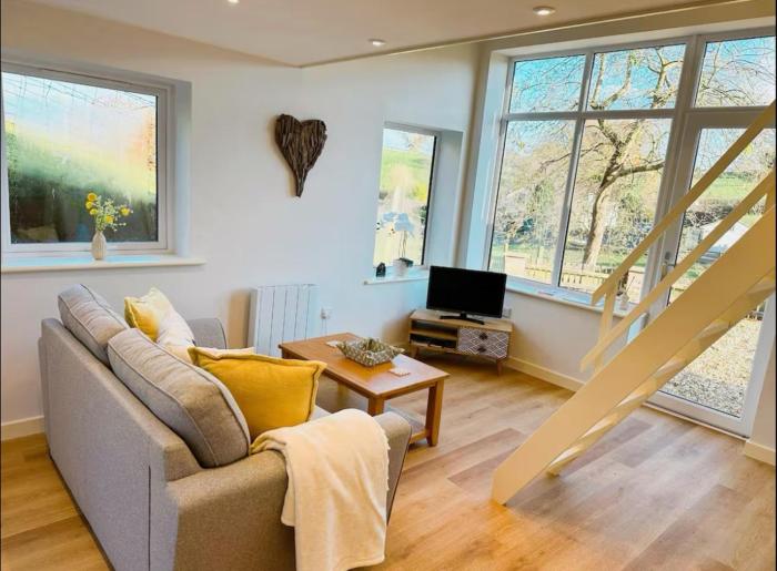 honey bee cottage tiny house welshpool
