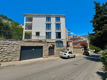 sunny bay apartments