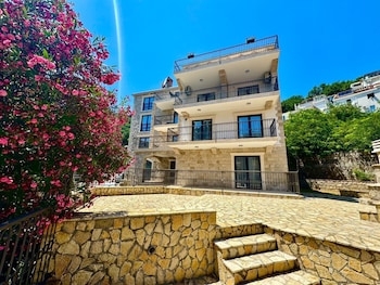 sunny bay apartments