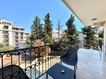 sunny bay apartments