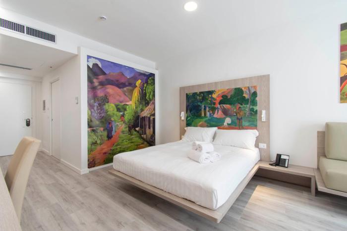 max motel art gallery room