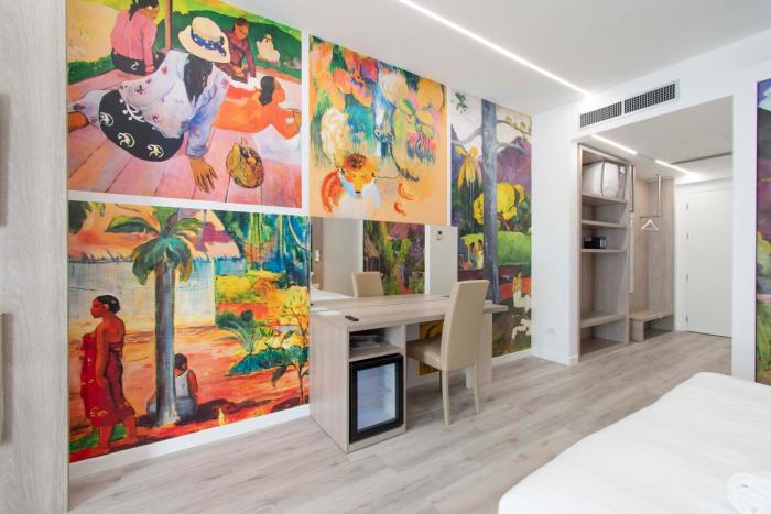 max motel art gallery room