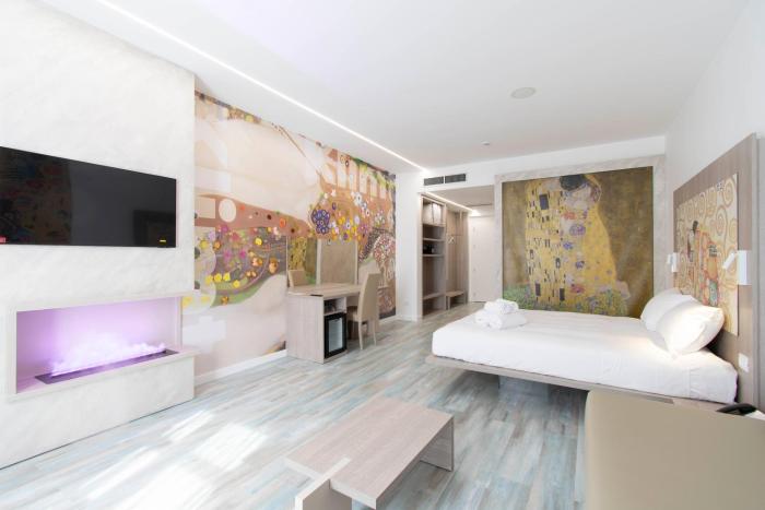 max motel art gallery room