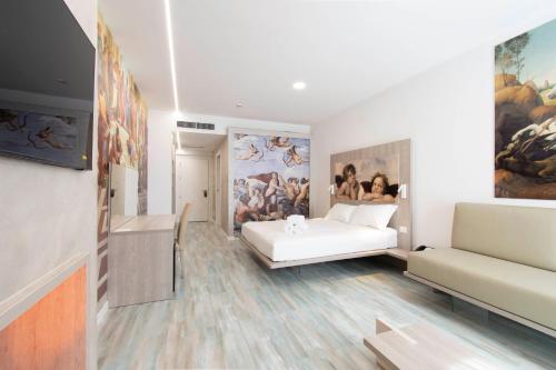 max motel art gallery room