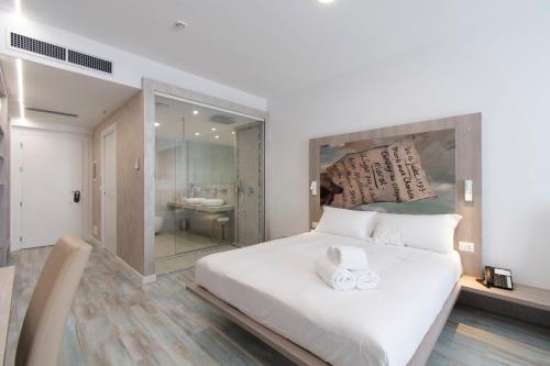 max motel art gallery room