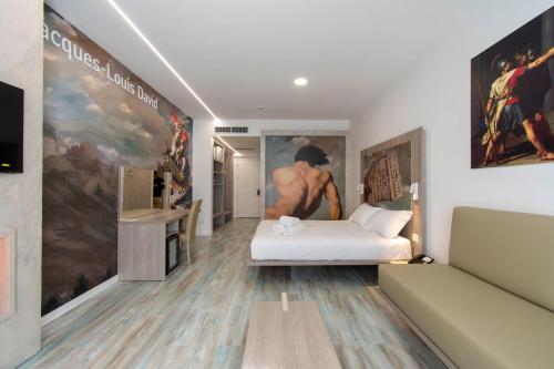 max motel art gallery room