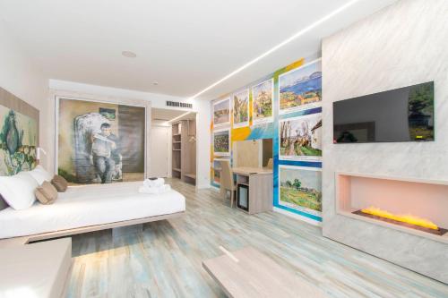 max motel art gallery room