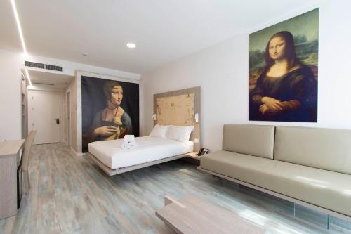 max motel art gallery room