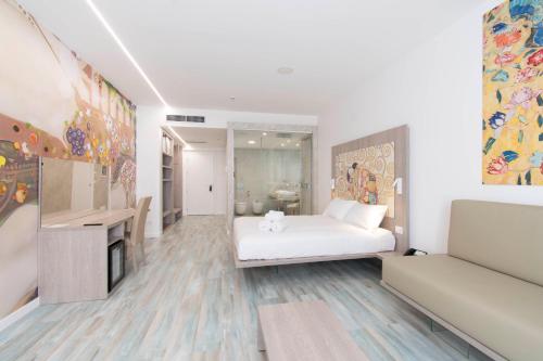 max motel art gallery room