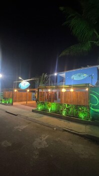 pousada sobre as ondas