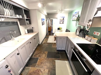 cottage sleeps 4 pet friendly terrace