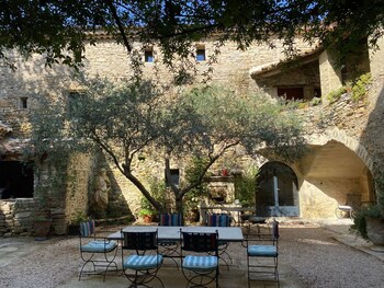magnanerie de sainte croix