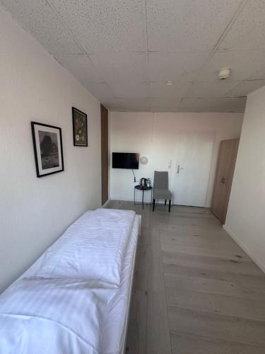 art rock airport hotel