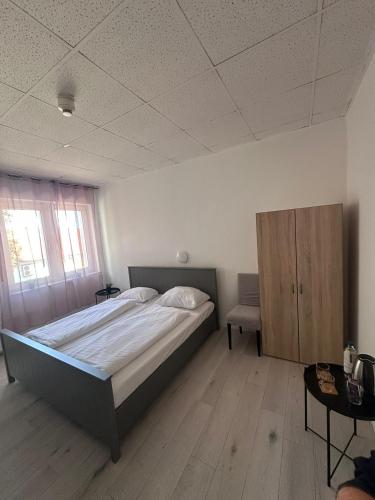 art rock airport hotel
