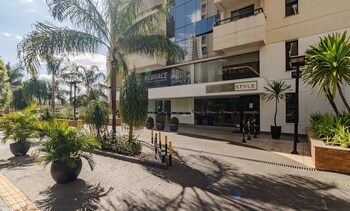 apartment next to flamboyant shopping mall ess