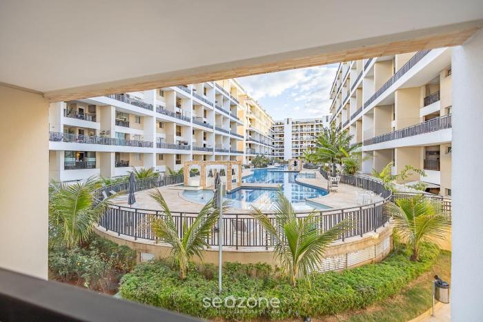 condominio bem localizado com piscina tcr